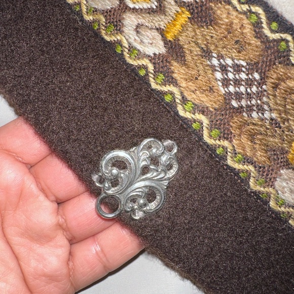 1970s Fringed Embroidered Cape in wool by A.S Evebofoss. - Picture 13 of 15